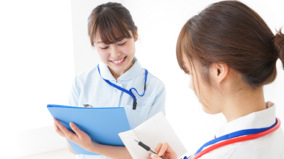 受付の看護師と患者さん