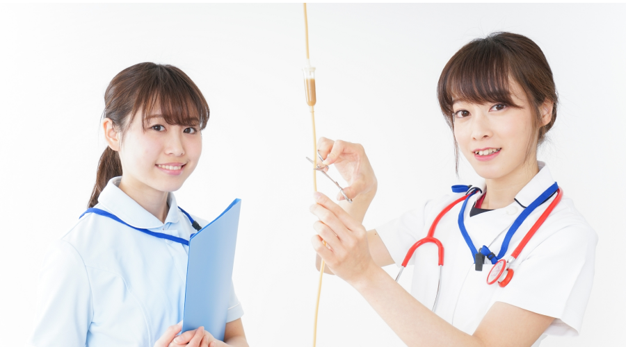 点滴の研修を受ける看護師