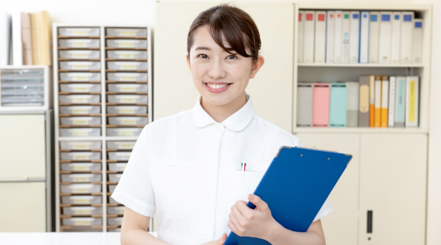 笑顔の新人看護師