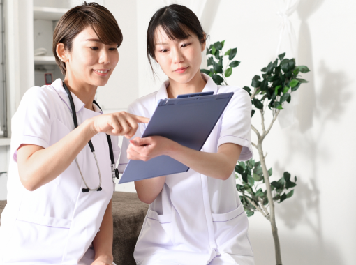 相談する2人の看護師