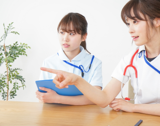 研修を受ける２人の看護師