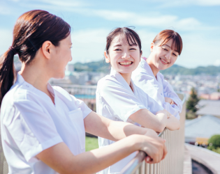 屋上で話す看護師３人