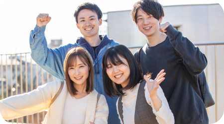 笑顔の若者４人